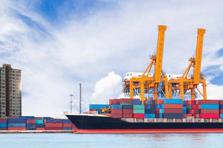装卸码头集装箱船舶商用船在港口内装卸集装箱海运运输在世界范围内的